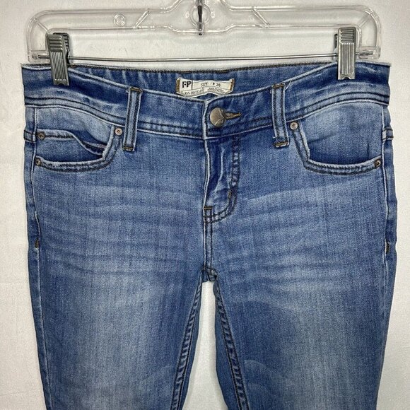 Free People Women's Skinny Low Rise Distressed Raw Hem Jeans Blue Size (26x25) - Picture 2 of 7